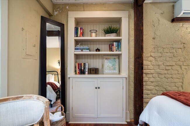 Building Photo - Downtown Cottage- Fully Furnished