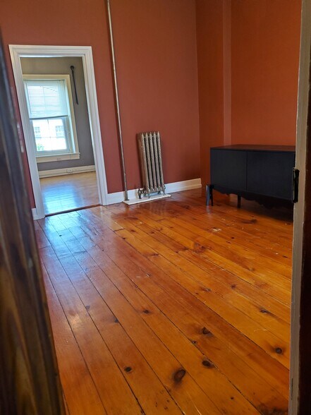 Building Photo - 18 E Main St