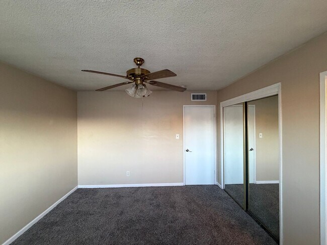 Building Photo - Affordable 3 BD 2 BA house in SW Bakersfield on a corner lot