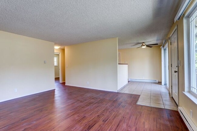 Building Photo - Remodeled Spacious 2 Bed 1 Bath In Quiet Community
