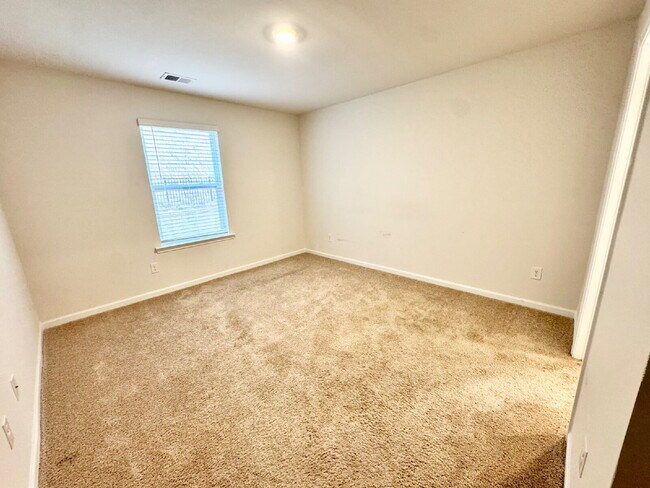 Building Photo - Seneca townhome - Price Just Reduced!