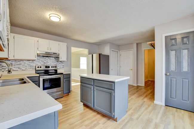 Building Photo - 214 Jouster Way