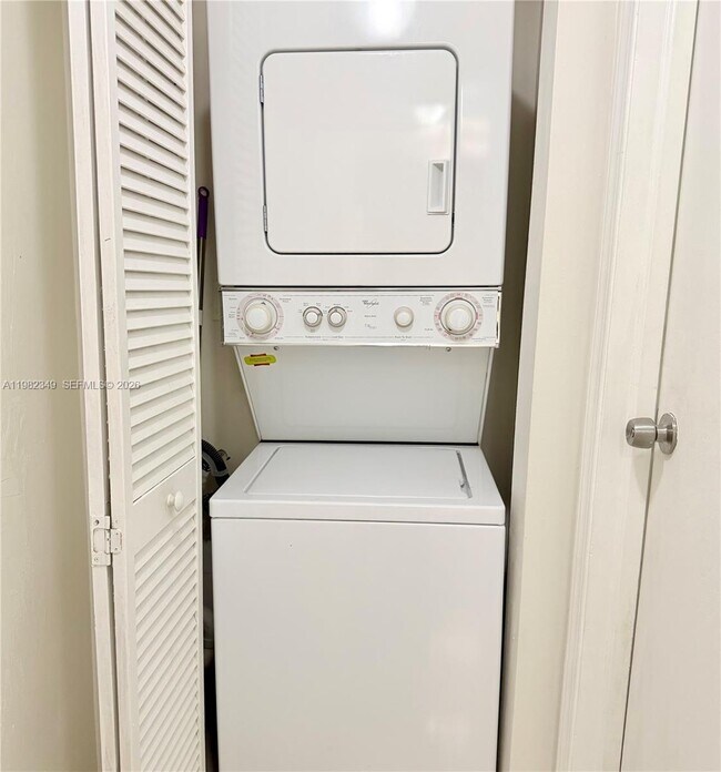 Building Photo - 450 Commodore Dr