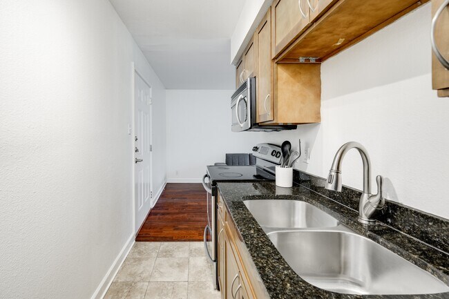 Building Photo - 2020 S Congress Ave