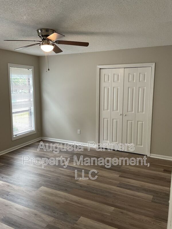Building Photo - 1546 Hamilton Dr