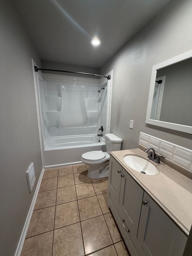 Building Photo - Cozy Home!!