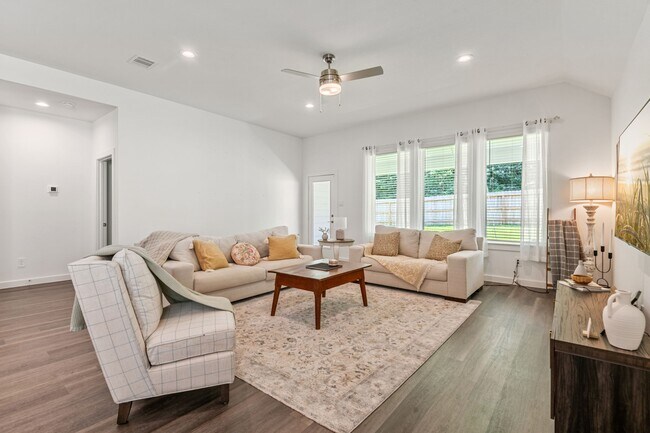 Building Photo - 560 Newcomb Holw Dr