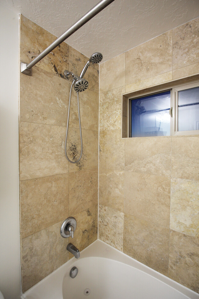 Main Bath - 625 E 200 S