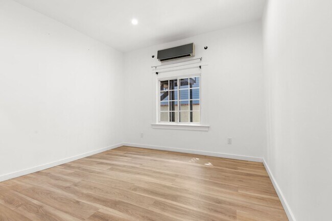 Building Photo - 3 Bedroom, 2 Bathroom apartment in a prime...