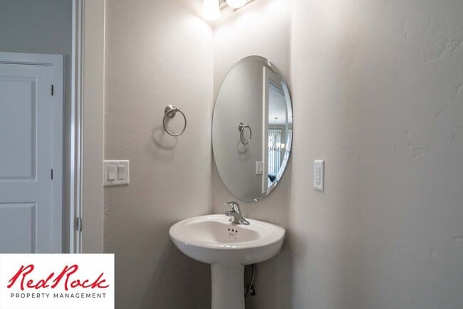 Building Photo - Spacious Townhome in Hurricane Heights