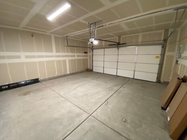 Building Photo - Corner lot Woodside Home in NW Visalia com...