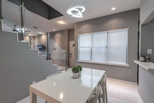 Building Photo - 204 Marshall St