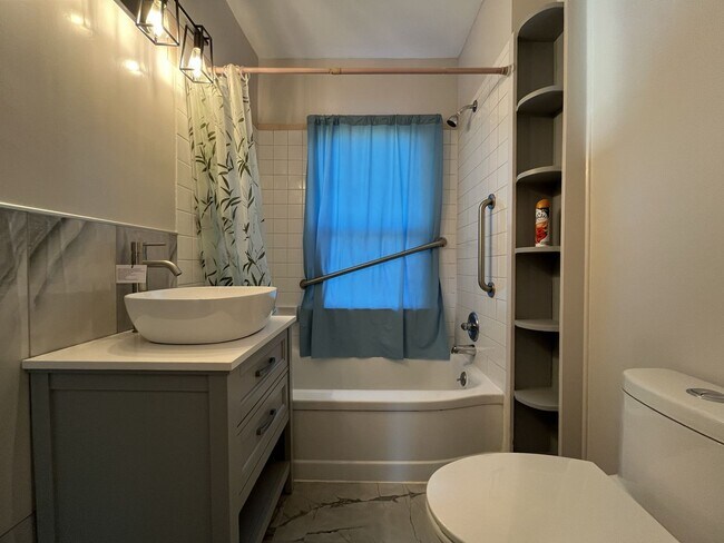 Building Photo - Spacious Multi-Level Living with Vaulted Ceilings and Backyard Access