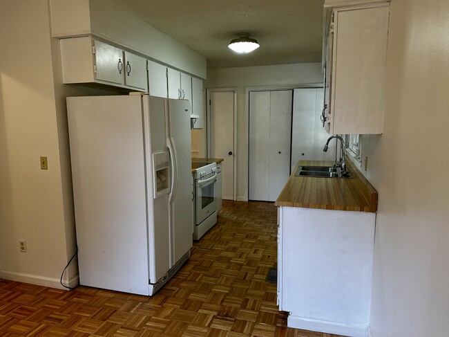 Building Photo - 105 Bucy Cir