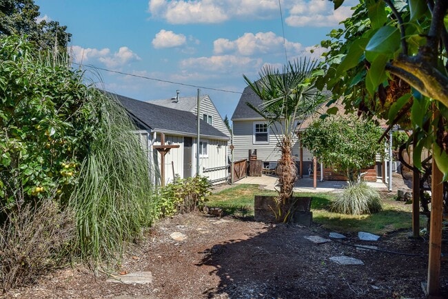 Building Photo - 4 Bedroom 2 Bathroom Home in Salem