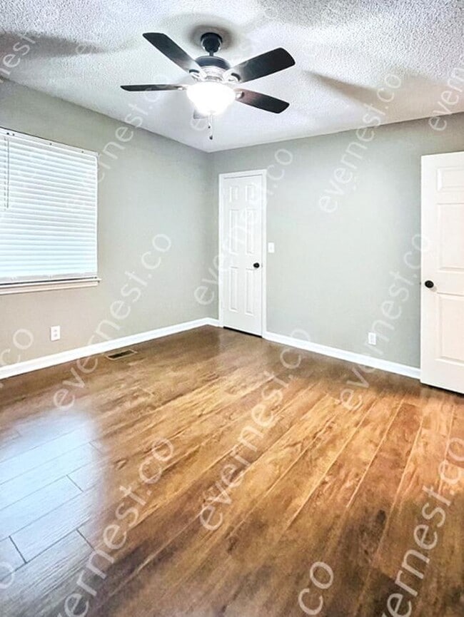 Building Photo - 719 Fox Ridge Dr