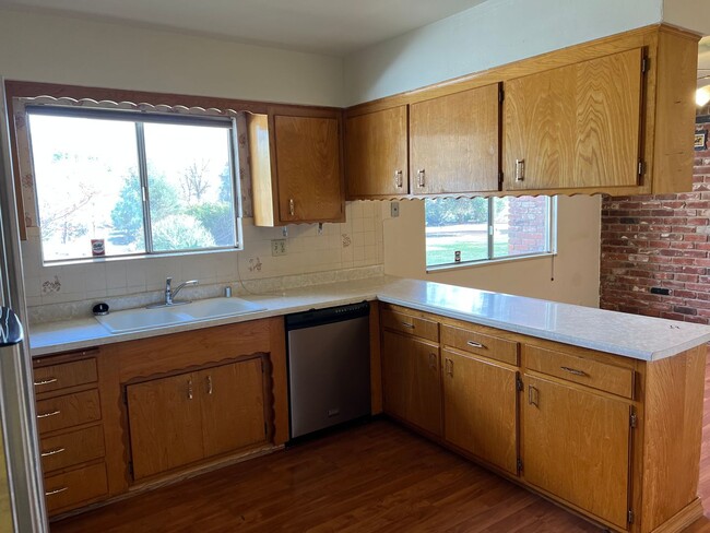 Building Photo - 9866 Hillview Dr