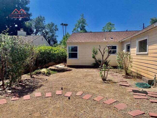 Building Photo - 1385 Ranchita Dr