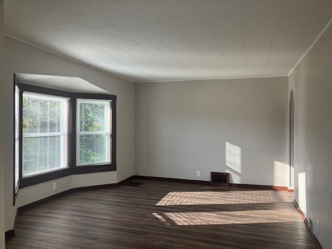 Building Photo - Updated 3 Bedroom - 1 Bath House in Twin Lakes