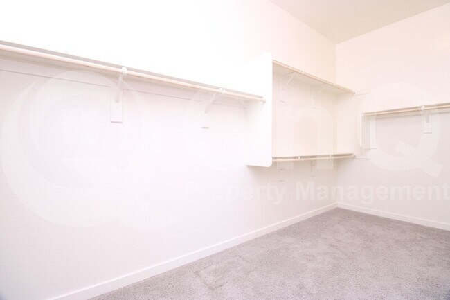 Building Photo - 1222 E La Mirada Dr