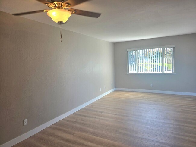 Building Photo - Beautifully Updated #4 Condo