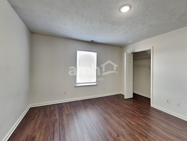 Building Photo - 2935 Greentree Dr