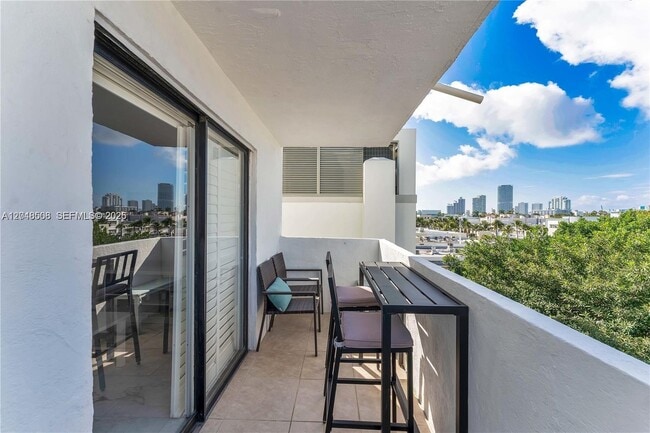 Building Photo - 1418 Collins Ave