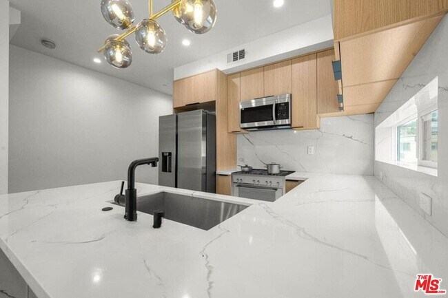 Building Photo - 2001 Vista Del Mar Ave