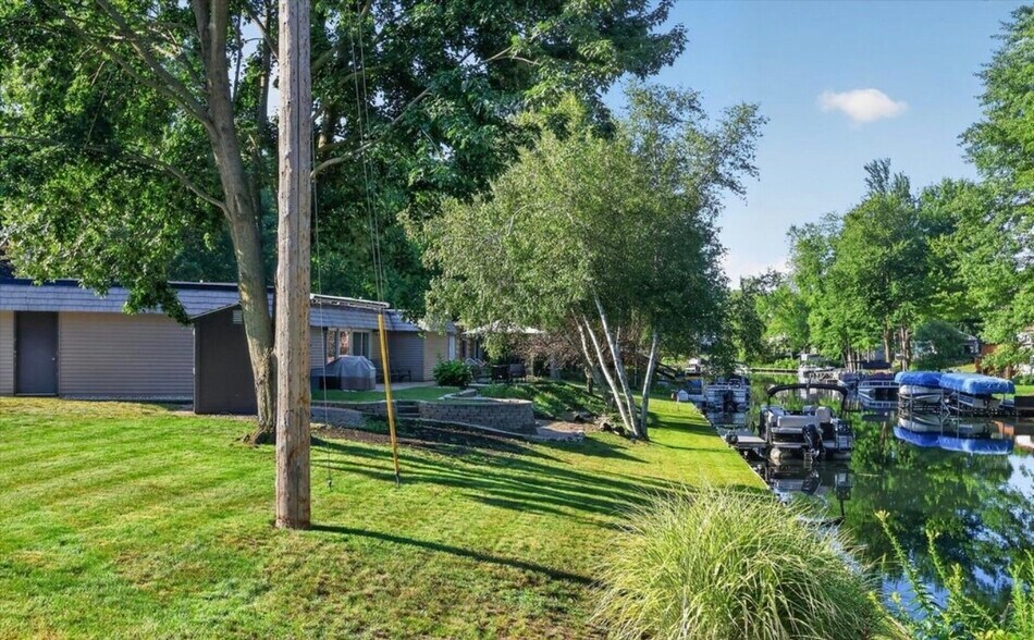 Building Photo - 2027 Island Dr