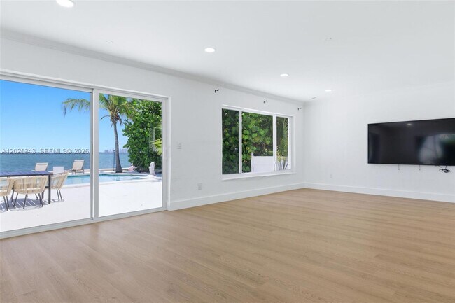Building Photo - 1510 S Treasure Dr