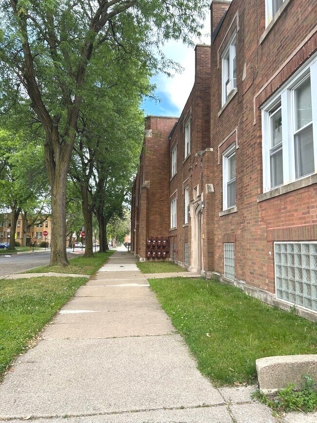 Building Photo - 221 E 78th St