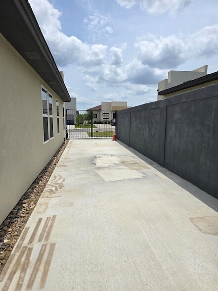 Building Photo - 7108 EL MESON DR
