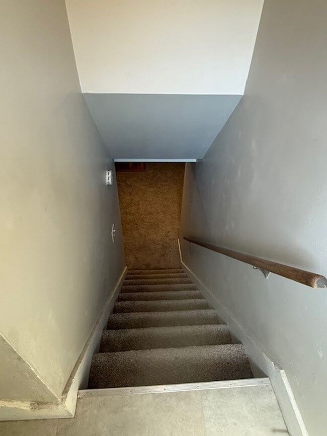 Building Photo - House For Lease