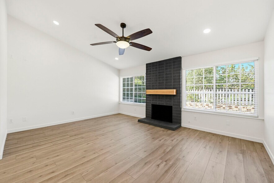 Building Photo - 362 Via Los Arcos