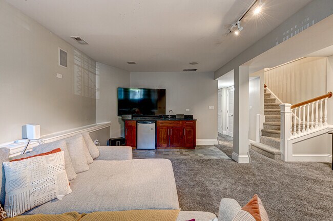 Building Photo - 2116 W Potomac Ave