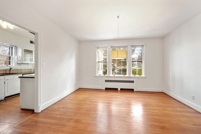 Building Photo - 5325 Chevy Chase Pky NW