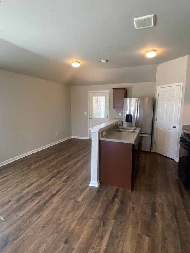 Building Photo - Spacious 3BR/2BA Home with Garage