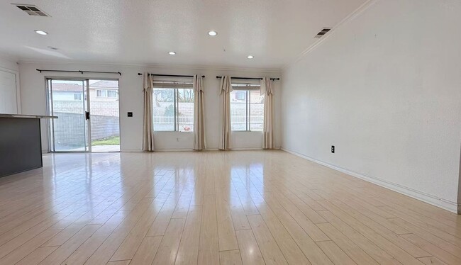 Building Photo - 15172 Wright Ct