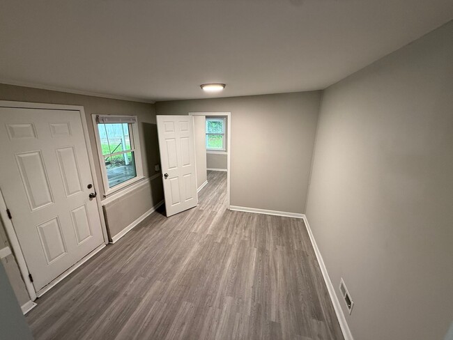 Building Photo - 3 bedroom 1.5 bath rancher