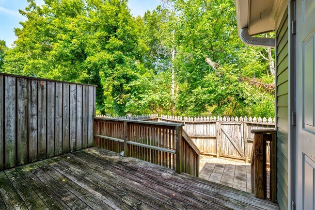 Building Photo - Newly Updated Park Place Townhome in Green...