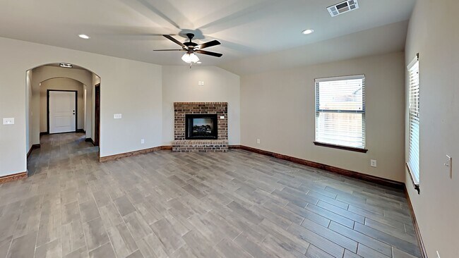 Building Photo - Spacious 4 Bedroom 2 Bathroom Home in Pied...