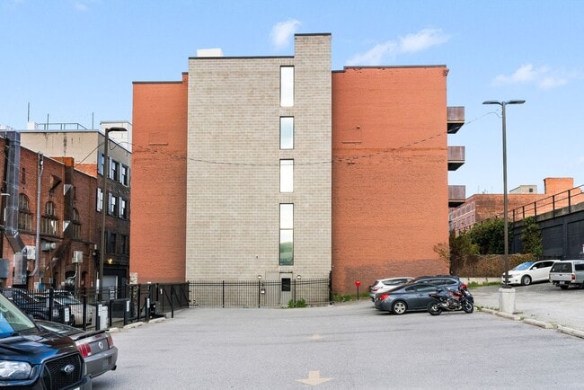 Building Photo - Gorgeous Fully Furnished Condo in Downtown...