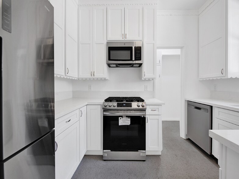 Building Photo - 7467 Hollywood Blvd