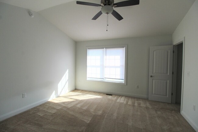 Building Photo - 3 Bedroom 2.5 Townhome Available Now!
