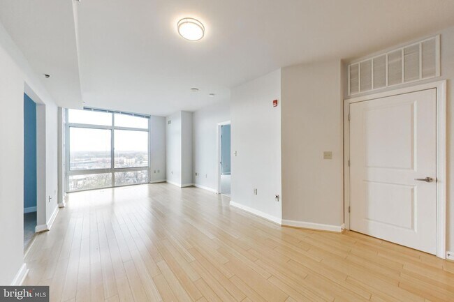 Building Photo - 5750 Bou Ave