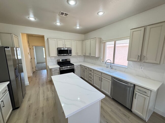 Building Photo - Remodeled 2BD/2BA with Golf & Mountain Vie...