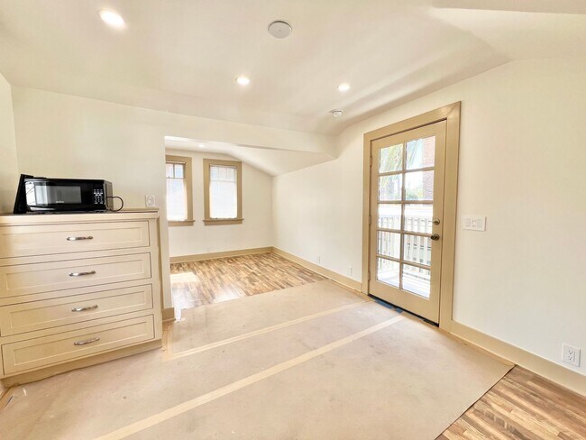 Building Photo - Charming Bluff Park Studio – Bright, Priva...