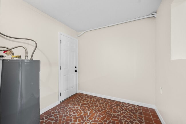 Building Photo - 1400 Binney Dr