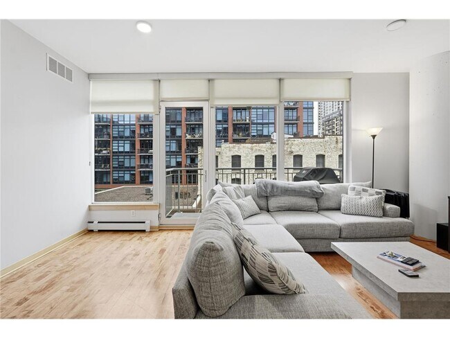 Building Photo - 215 10th Ave S