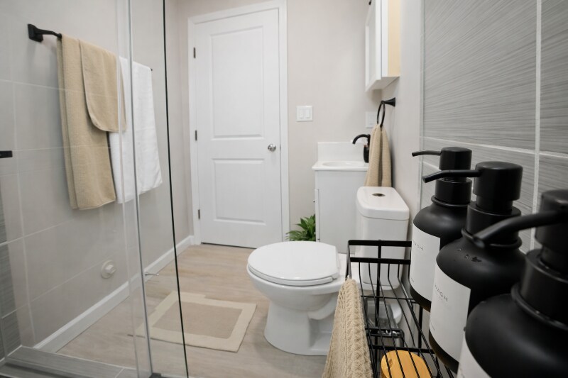 Building Photo - 148 E Rosslynn Ave